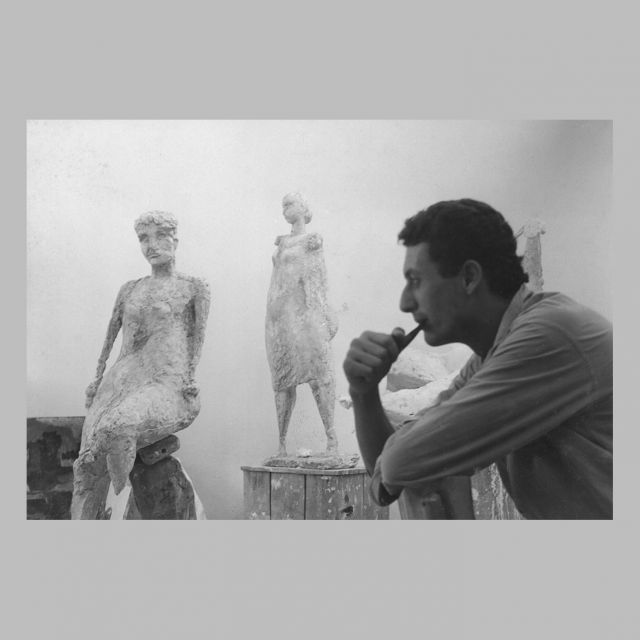 Iginio Baderi vicino a dei suoi gessi figurativi, 1959