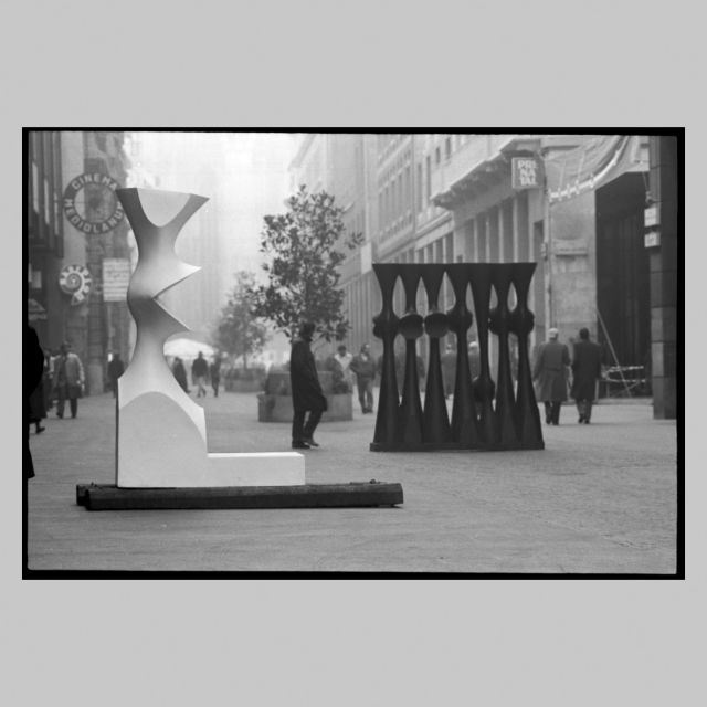 Percorso della scultura - Corso V. Emanuele - Milano - 1989 - a sx Atreo 1968 vetroresina, a dx Penati 1967 bronzo