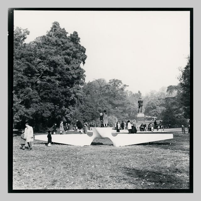 La tavola degli dei -1969-1973 vetroresina cm 1050x260x160 - in esposizione nei Giardini Pubblici a Milano - foto E. Wehrmann