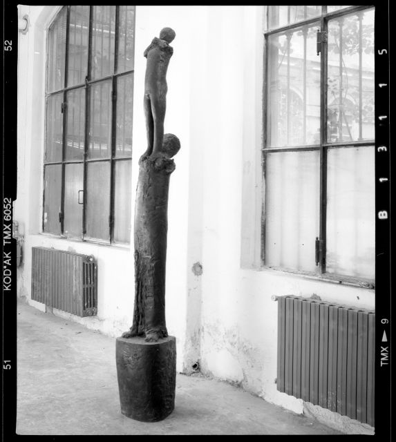 Giocolieri 1959 - bronzo h. cm. 238 -  fotografati nello studio di Milano - foto Ivo Balderi