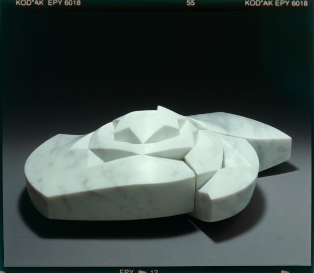 Spirale -1981 - cm 67x42, h 22,5 cm marmo bianco di Carrara - foto Arno Hammacher