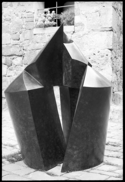 Città, 1985  - bronzo h. cm. 113 esposte a Monticchiello (SI) nel 1989 - foto Ivo Balderi