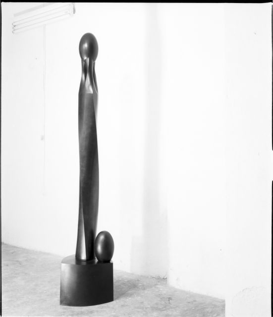 Esonartece II 1990 - bronzo h. cm. 230 fotografato nello studio di Milano - foto Ivo Balderi