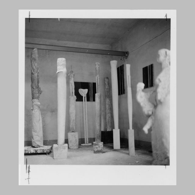 studio di Iginio Balderi 1960 con i gessi e alcuni quadri