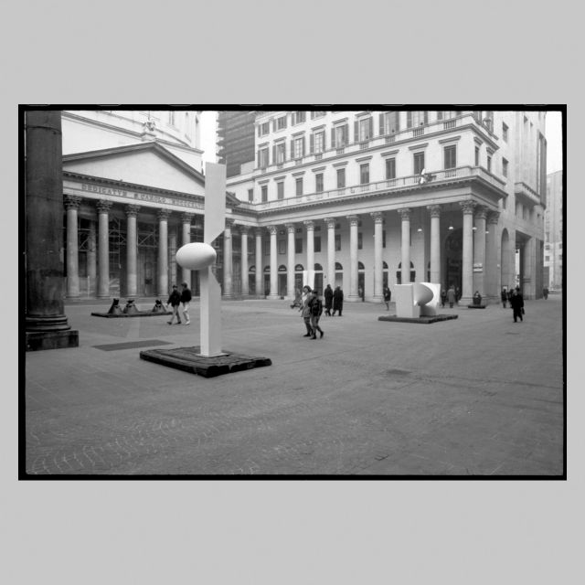 Percorso della scultura - Corso V. Emanuele - Milano - 1989 - nella foto la scultura - D6 - 1972 - vetroresina