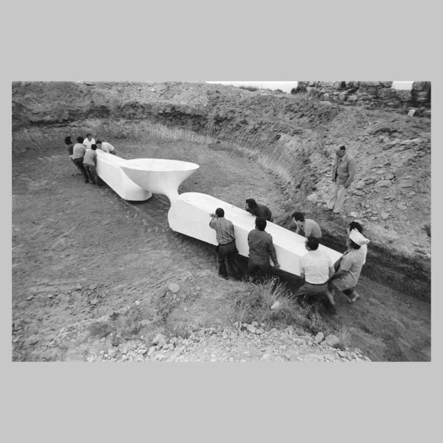 La Tavola degli Dei - 1969 - 1973 vetroresina cm 1050x260x160 - mostra alle balze di Volterra nel 1973 - foto E. Cattaneo
