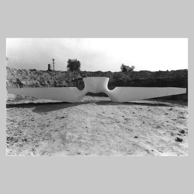 La Tavola degli Dei - 1969 - 1973 vetroresina cm 1050x260x160 - mostra alle balze di Volterra nel 1973 - foto E. Cattaneo